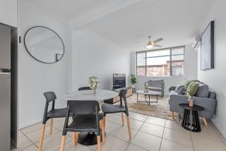 Comfy and Cozy Apt Near Hospitals and CBD with Parking! - 3