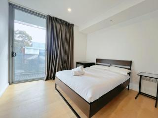 Cozy 3BR Near Green Square Station - 4