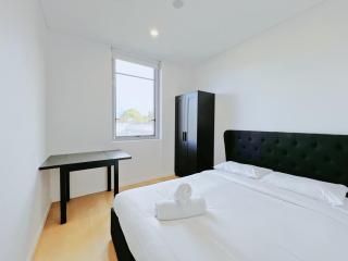 Cozy 3BR Near Green Square Station - 3