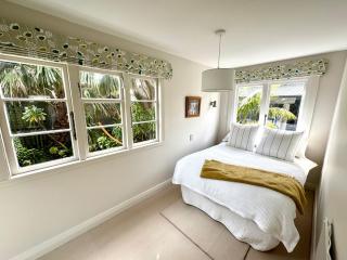 Waikanae Olde Beach Palm Cottage 2 min to Beach - 1