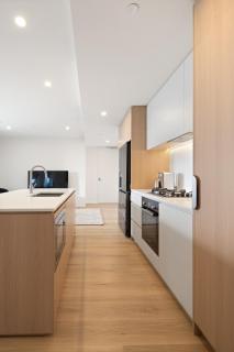 Marella Broadbeach City Views & Steps to the Sand - 3