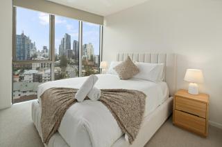 Marella Broadbeach City Views & Steps to the Sand - 7