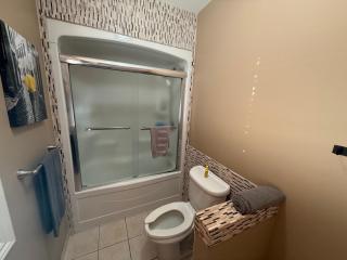 The Marina's Cove - Suite B - WIFI and 2 Free Parking - 8
