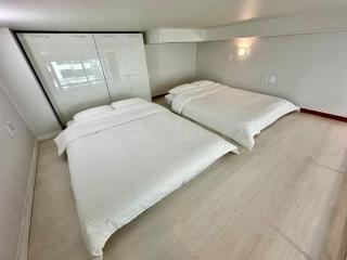 Cozy Duplex Rental 10 sec from Hongik stn - Seoul - 5