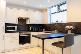 Spacious & Stylish 5 Bed with Free Street Parking - Morecambe - 6