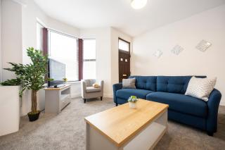 Spacious & Stylish 5 Bed with Free Street Parking - Morecambe - 2