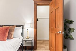Entire 4 Bed Craftsman, 7 Blocks to Beach, 10min to Long Beach, Airport 15min to CSULB AC, Fast WiFi, BBQ, Free Parking, Self Check In - 1
