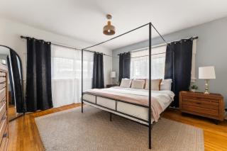 Entire 4 Bed Craftsman, 7 Blocks to Beach, 10min to Long Beach, Airport 15min to CSULB AC, Fast WiFi, BBQ, Free Parking, Self Check In - 4