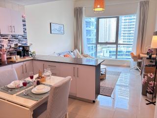 Premium 1BR in Dubai Marina King Bed, Marina View, Near JBR, Beach & Vibrant Nightlife - 1