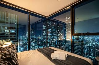 High-Rise CBD Apt L50 Luxe City Views and Free Parking - 5