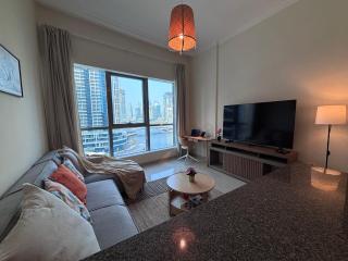 Premium 1BR in Dubai Marina King Bed, Marina View, Near JBR, Beach & Vibrant Nightlife - 2
