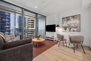 High End Sky Suite Near Marvel, Heated Pool, Gym - 0