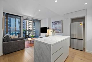 High End Sky Suite Near Marvel, Heated Pool, Gym - 4