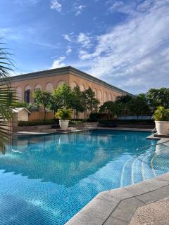 Upscale Stylish Suite Near BGC and View of Venice Grand Canal Mall - 1