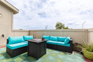 3BR Houston House with Rooftop & Skyline View - 8