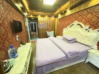 Fenghuang Xiangyun Pavilion Boutique Riverside B&B - 1