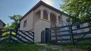 Casa bunicilor- liniștea prispei, răcoarea beciului și aerul poianei - - 0