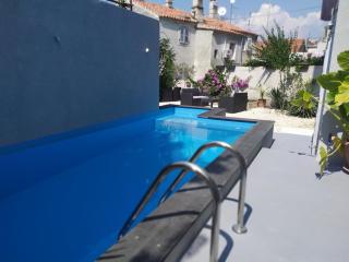 Captain Emo City Apartments - 7