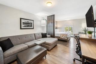 Best Western Plus Hilltop Inn - 8