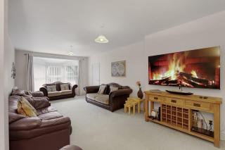Seven Space - 7 Bedroom Home with Large Garden & Hot Tub - 5