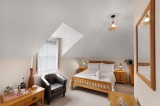 Seven Space - 7 Bedroom Home with Large Garden & Hot Tub - 4