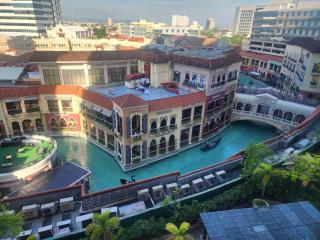 Upscale Stylish Suite Near BGC and View of Venice Grand Canal Mall - 0