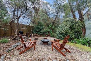 'The Aerie' Bushland A-frame Escape with Retro Charm - 9