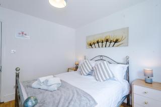 Spacious 3Bed Home in Stretford, Sleeps 6, Parking - Manchester - 8