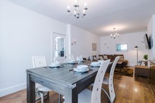 Spacious 3Bed Home in Stretford, Sleeps 6, Parking - 7