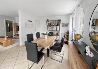 Appartement lumineux avec balcons et parking privé - 1