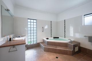 Private Beach Oasis Secluded Retreat at Beachmere - Beachmere - 6