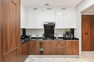 Modern Comfort with Pool and Free Parking Near Dubai Fountain and Burj Khalifa - 9