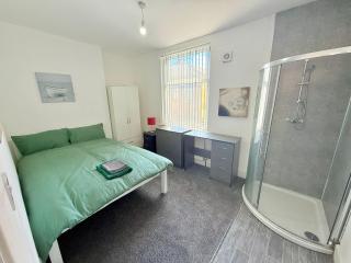 BIG double room Attached Shower near to city center - 0