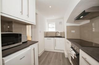 Modern 3-Bed 2-Bath Flat Gloucester Rd, Kensington - 8