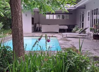 Spacious Sunny family home in secure leafy sought after area - Stellenbosch - 3