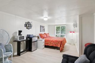 Dave's Last Resort Lakeside-Cozy Cabin 6 Hotel Room - 8