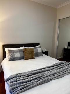Brand new bedroom next to train station - 4