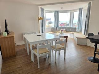 Ground Floor Oceanview Stay Modern Design, Sleeps 4 - Blackpool - 7