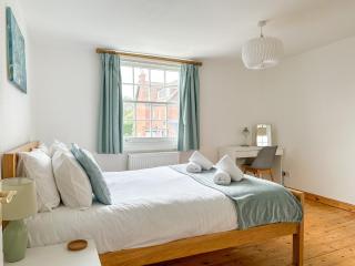 Canterbury Oasis - Modern 2-Bed Home with FREE Parking - Canterbury - 1