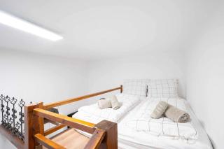 Central Loft 2BR Sleeps 6 - 2