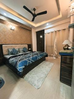 Namah 2BHK Resort Homestay with Kitchen-4 Mins from Prem mandir - 8