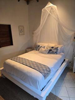 Angels Beachhouse - Beachfront, fast internet, Queen beds, new owners - Port Vila - 6