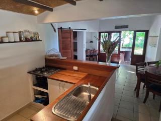Angels Beachhouse - Beachfront, fast internet, Queen beds, new owners - Port Vila - 4