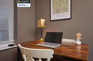4 Bedroom House By Homebird Property Management Short Lets & Serviced Accommodation Leeds with Parking, Garden & Patio Area - 5
