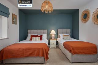 4 Bedroom House By Homebird Property Management Short Lets & Serviced Accommodation Leeds with Parking, Garden & Patio Area - Leeds - 5