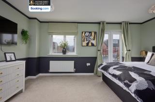 4 Bedroom House By Homebird Property Management Short Lets & Serviced Accommodation Leeds with Parking, Garden & Patio Area - Leeds - 6