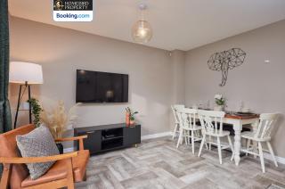 4 Bedroom House By Homebird Property Management Short Lets & Serviced Accommodation Leeds with Parking, Garden & Patio Area - Leeds - 4