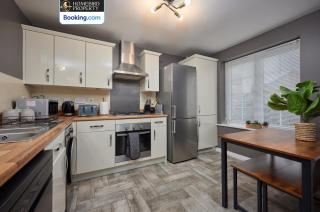 4 Bedroom House By Homebird Property Management Short Lets & Serviced Accommodation Leeds with Parking, Garden & Patio Area - 1