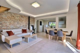 Altinea - Family Home with Infinity Pool - 2