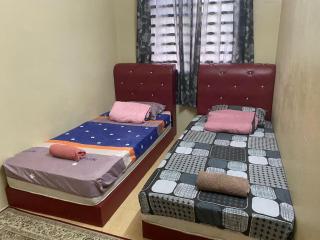 D Anggun Homestay - 1